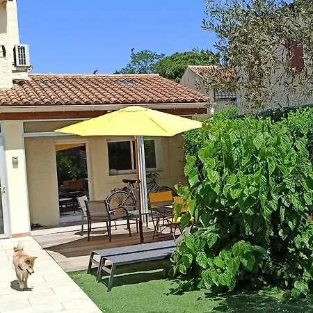 Holiday home Maisonnette Calme Avec Jardinet *